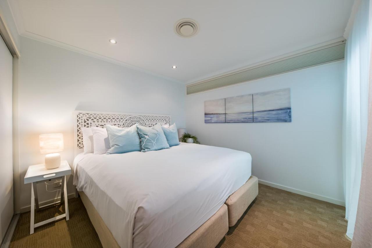 At Marina Shores Airlie Beach Exterior photo A bedroom at the hotel