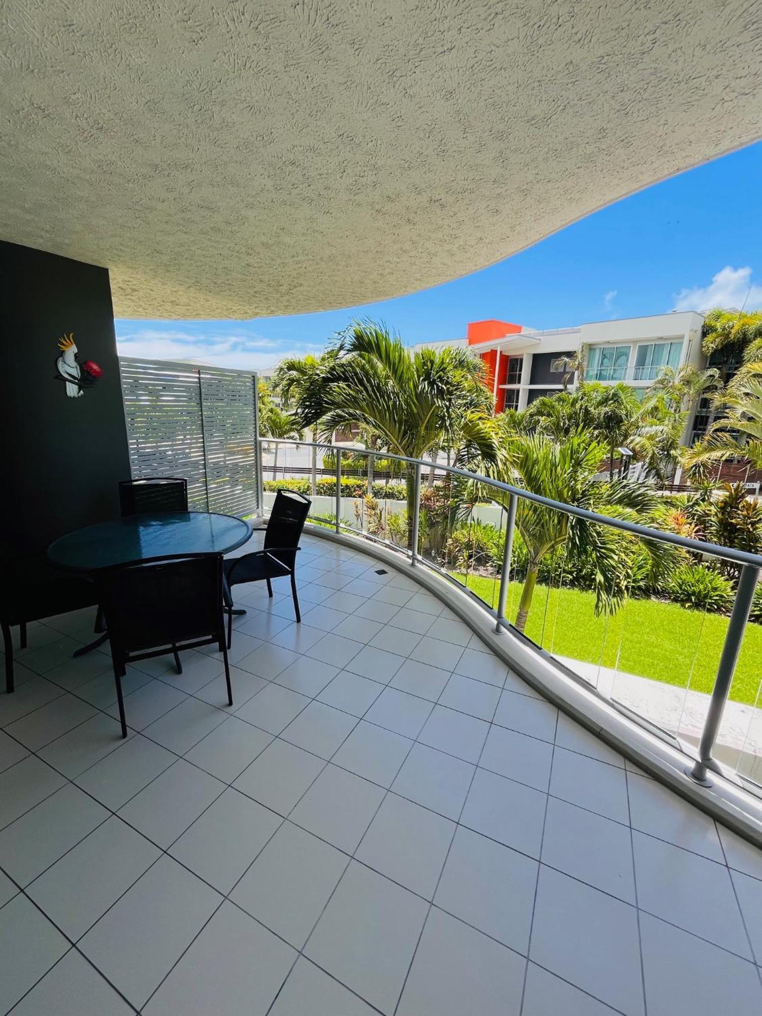 At Marina Shores Airlie Beach Exterior photo A balcony in a residential apartment