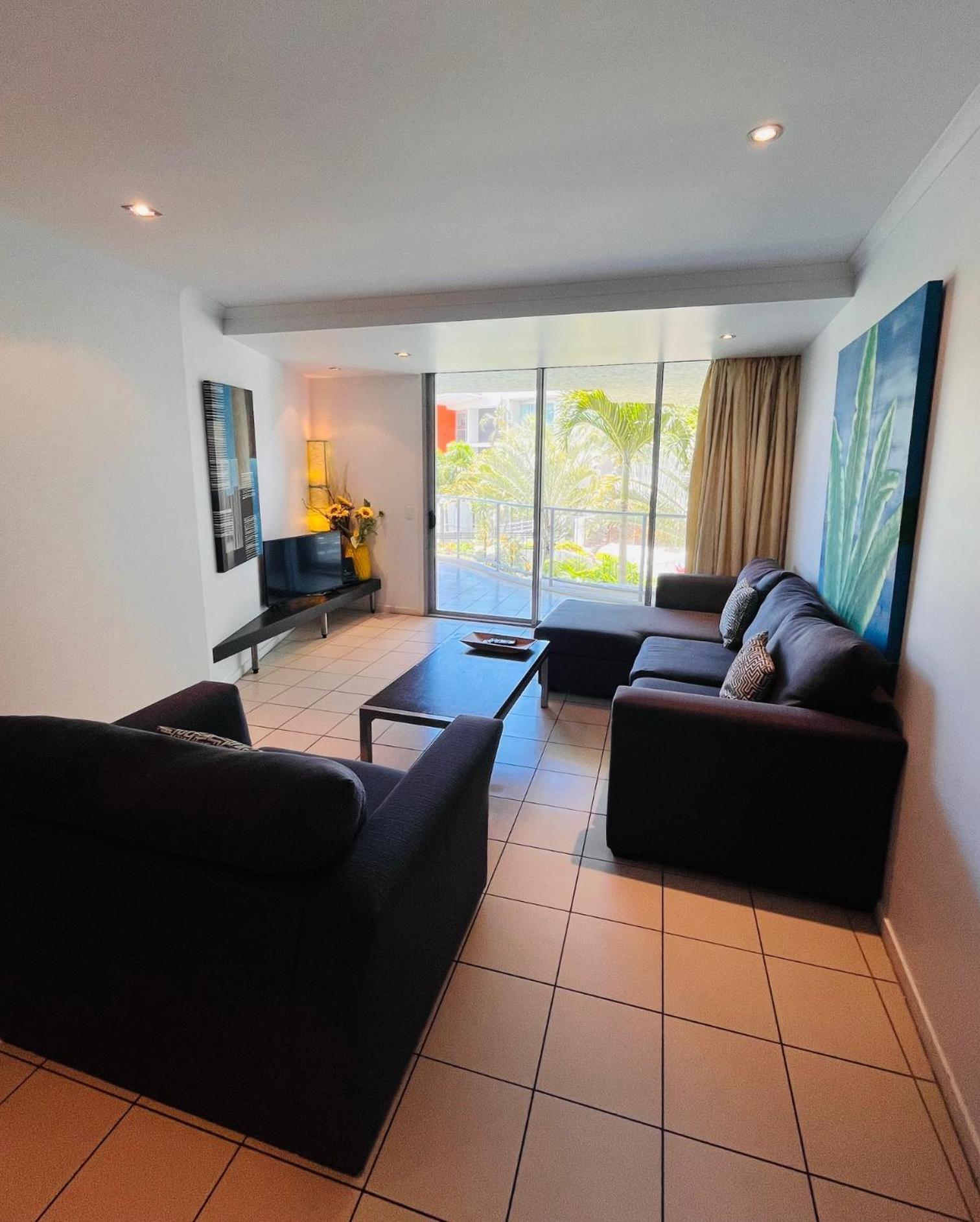 At Marina Shores Airlie Beach Exterior photo Living room