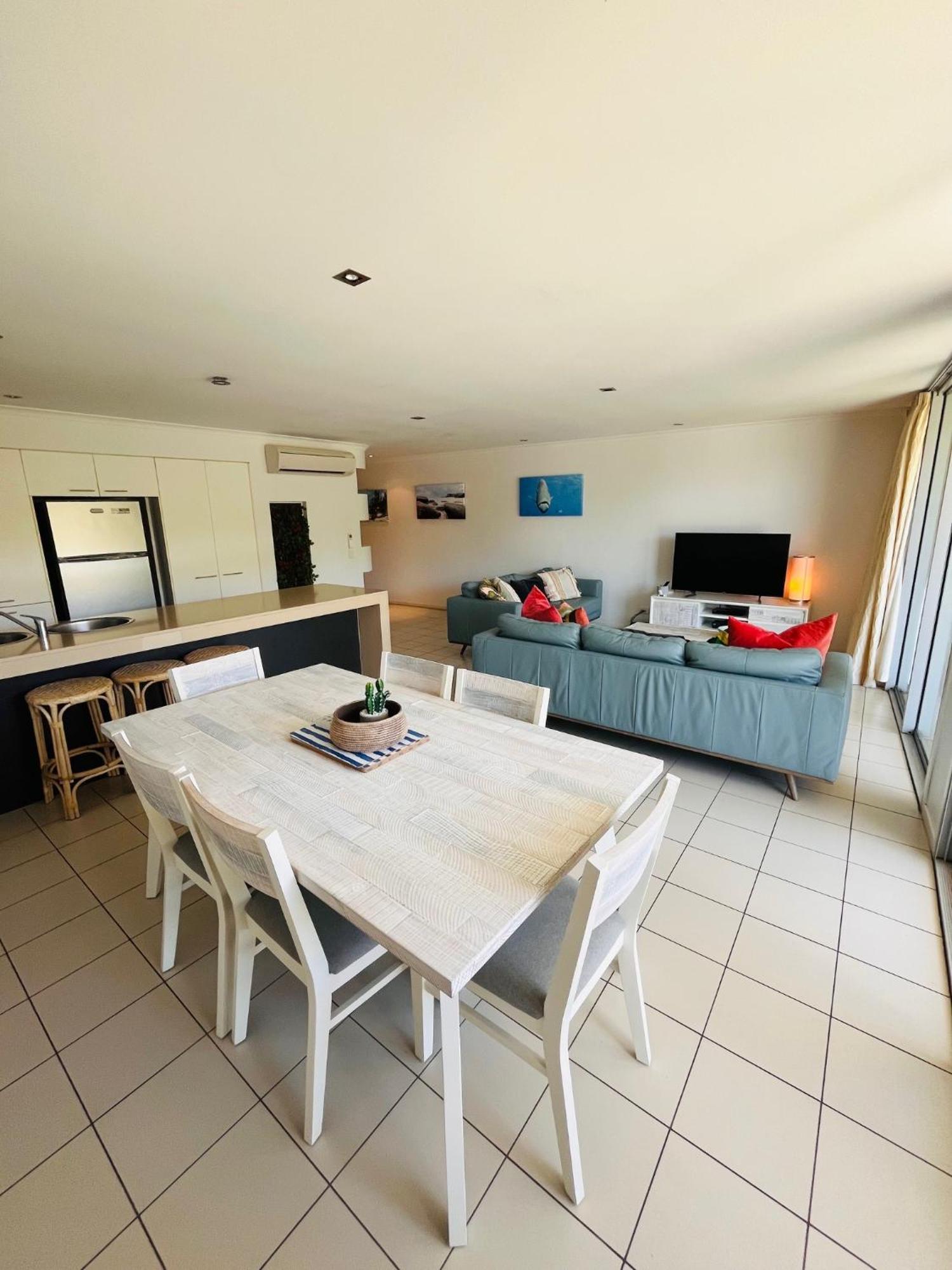 At Marina Shores Airlie Beach Exterior photo A typical apartment at the resort