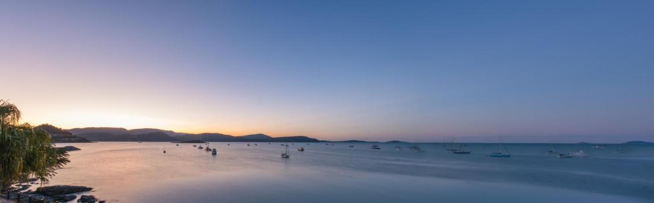 At Marina Shores Airlie Beach Exterior photo Sunset over the Gulf of Roses