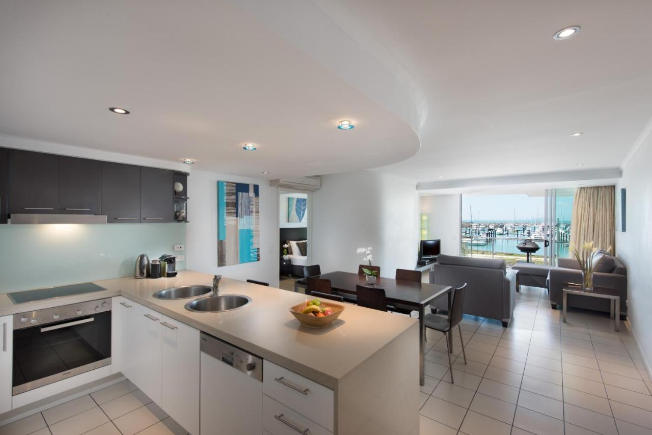 At Marina Shores Airlie Beach Exterior photo A typical apartment interior